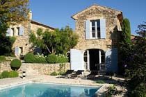 дом с бассейном в стиле прованс